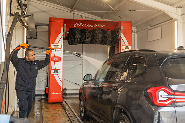 Mitarbeiter von Intertec-Kfz GmbH reinigt in einer Waschanlage/Waschstraße in Rotenbug Wümme das Auto.